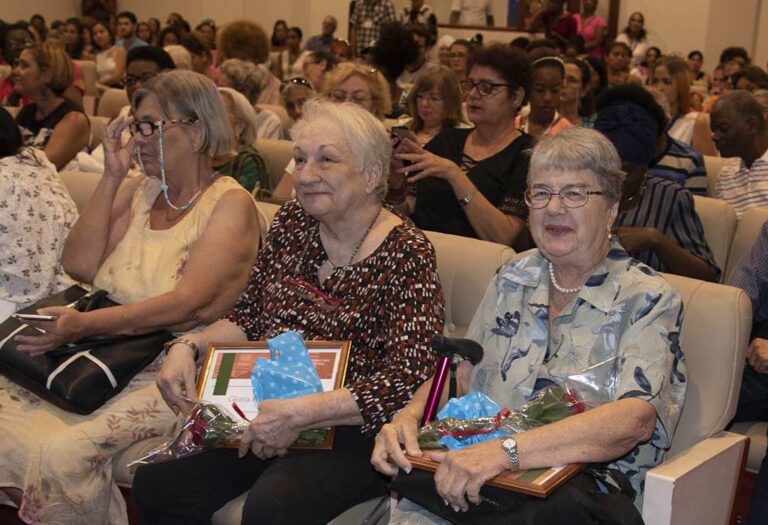 Premian a representantes de la bibliotecología en Cuba (Foto tomada de Prensa Latina)