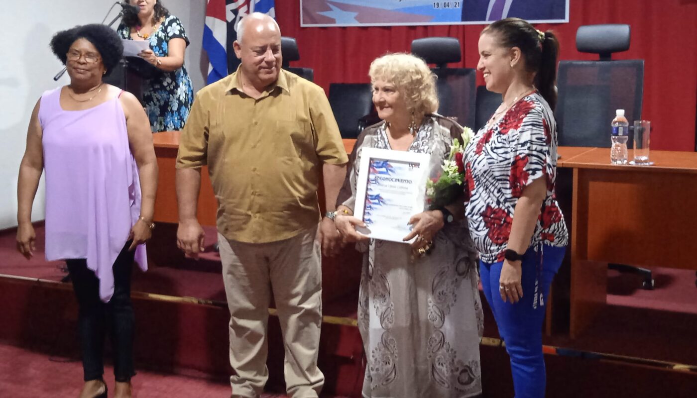 Festejan profesionales de la UPEC en Cienfuegos aniversario 60 de la organización (Foto tomada por Luzdeibys González Forcades)