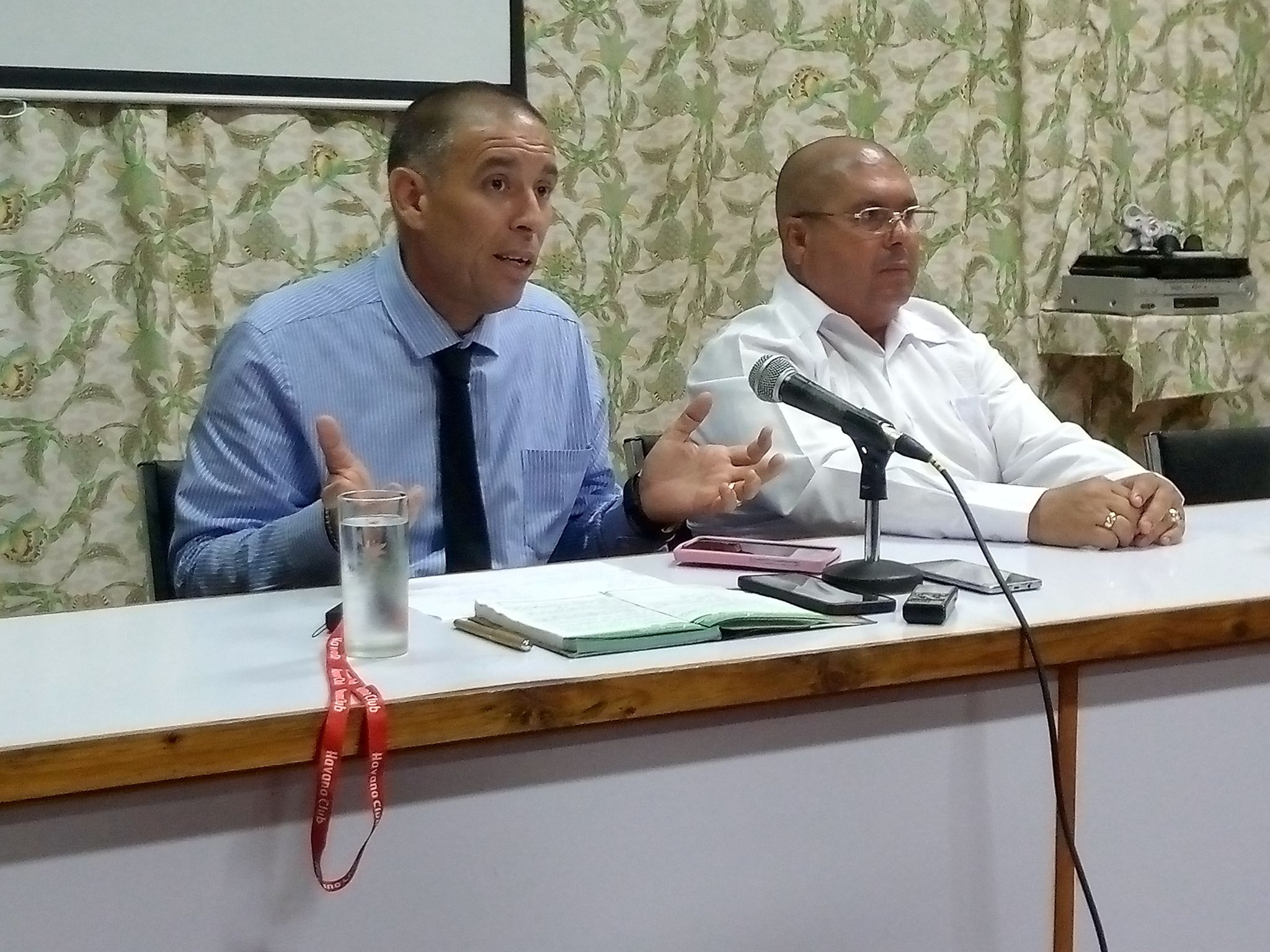 A la izquierda, el Licenciado Yoel Monzón González, Jefe del equipo de trabajo de Antropología forense (ETAF) del Servicio de Medicina legal y el Ms. C Doctor Juan Carlos Morales Valdés, Jefe del grupo y servicio de Medicina legal, en Matanzas.