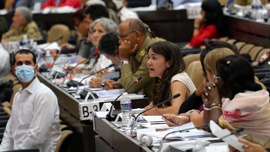 Aprueba Parlamento cubano política dirigida a niñez y juventudes