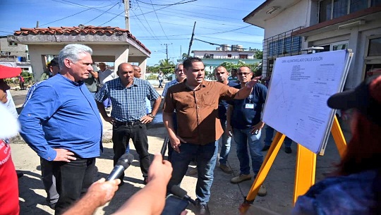 Hasta el Consejo Popular Hospital-Chambery llegaron los diputados de Santa Clara. El Presidente @DiazCanelB conoció detalles de la obra de alcantarillado de la calle Colón.