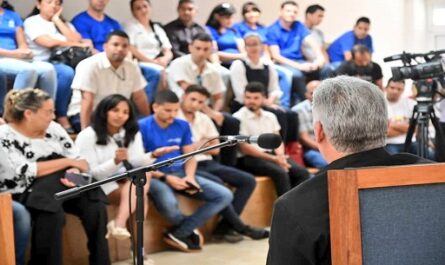 Intercambia presidente cubano con jóvenes del sector de las telecomunicaciones