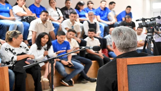 Intercambia presidente cubano con jóvenes del sector de las telecomunicaciones