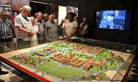 Visita presidente cubano antiguo Cuartel Moncada en Santiago de Cuba