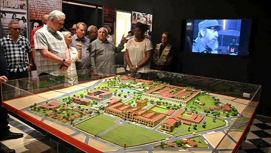 Visita presidente cubano antiguo Cuartel Moncada en Santiago de Cuba