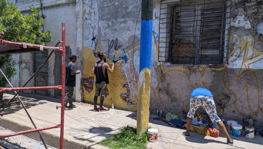 Intervenciones artísticas y mural colectivo en primera edición de Street Art Ventanas Paralelas en Cienfuegos