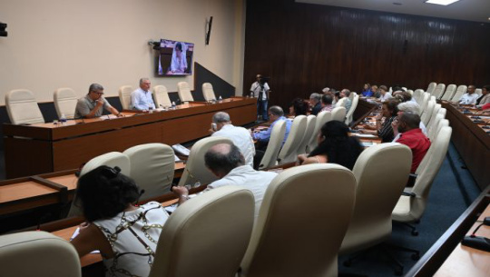 Díaz-Canel en encuentro con expertos: Promueven recuperación de la cirugía de mínimo acceso en Cuba