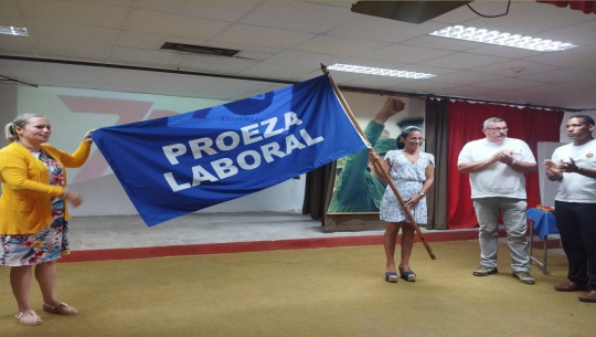 Recibe Termoeléctrica de Cienfuegos bandera de Proeza Laboral 