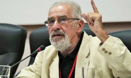El presidente de Cuba, Miguel Díaz-Canel, felicitó este domingo al politólogo argentino Atilio Borón, en ocasión de su cumpleaños 80.