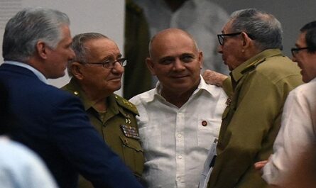 Parlamento cubano sigue debate, presentes Raúl Castro y Díaz-Canel
