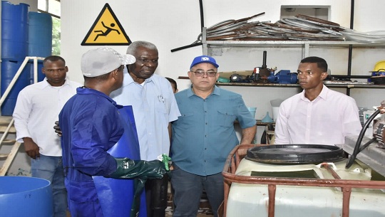 Presidente del parlamento cubano recorre centros productivos