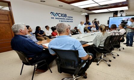 Recorre presidente cubano comunidades e instituciones habaneras