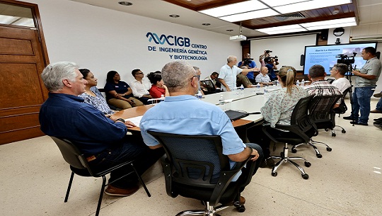 Recorre presidente cubano comunidades e instituciones habaneras