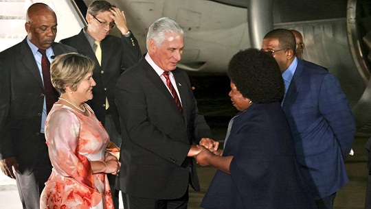Arriba presidente de Cuba a Sudáfrica
