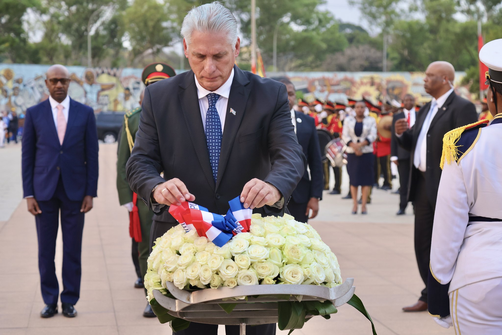 Sentido tributo rindió la delegación cubana en el Monumento de los Héroes Mozambicanos, ubicado en la plaza más importante del país