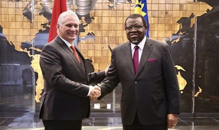 El presidente de Namibia, Hage Geingob, recibió este domingo a su homólogo de Cuba, Miguel Díaz-Canel, en la capitalina Casa de Estado