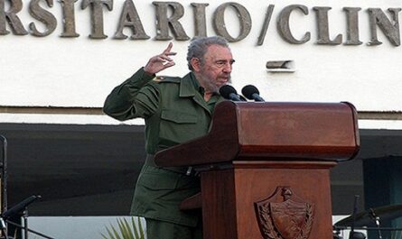 El doctor Pedro Hernández rememora en el Triángulo de la confianza la huella del líder histórico de la Revolución Cubana Fidel Castro en el desarrollo del sistema de salud en Cienfuegos.