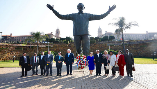 Presidente cubano rinde tributo al líder Nelson Mandela