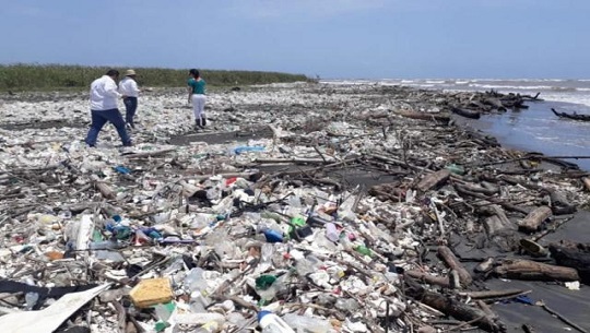 Toneladas de desechos sólidos invaden las costas de Honduras