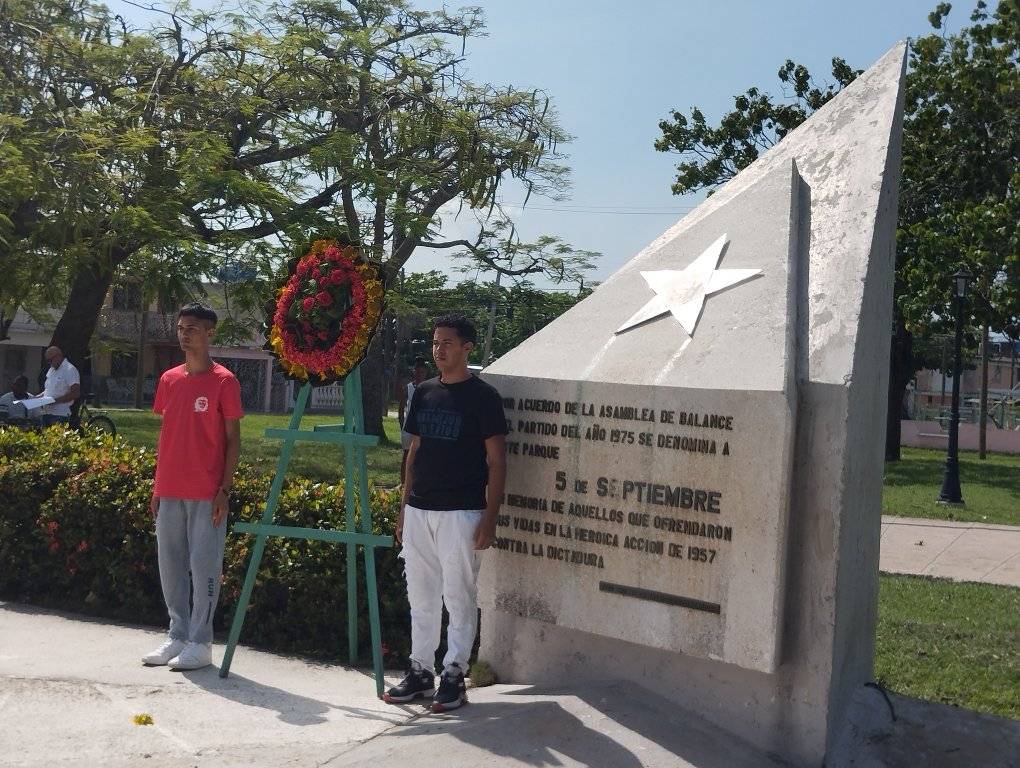 Jóvenes cienfuegueros rinden tributo a la gesta del 5 de Septiembre