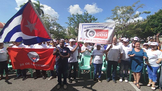 Abanderan delegación cienfueguera al X Congreso de los CDR