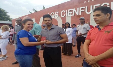 Entregan carnés del Partido en Cienfuegos en honor al 5 de septiembre