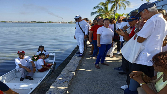 Depositan ofrenda floral en la bahía de Jagua en honor a mártires del 5 de septiembre