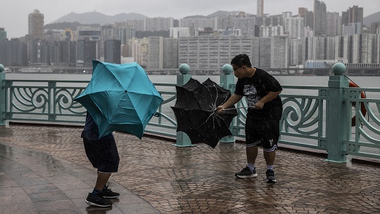 Sur de China paralizado por el tifón Saola