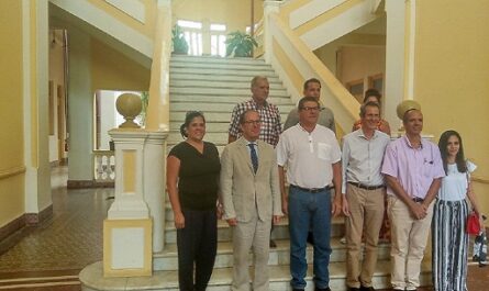 El Embajador de Francia en Cuba, Laurent Burin Des Roziers recorrió este jueves instituciones de gran valor social y cultural de Cienfuegos, fundada por colonos franceses en 1819.