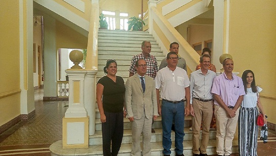 El Embajador de Francia en Cuba, Laurent Burin Des Roziers recorrió este jueves instituciones de gran valor social y cultural de Cienfuegos, fundada por colonos franceses en 1819.