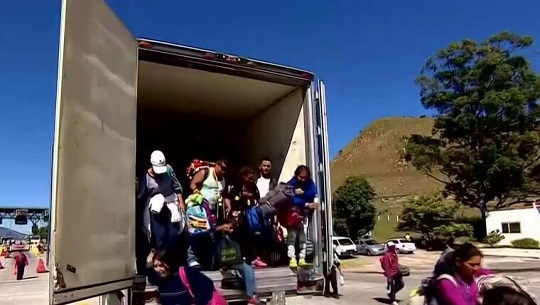 Casi la mitad de los migrantes le paga a un traficante para llegar a la frontera