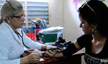 El médico y enfermera de la familia