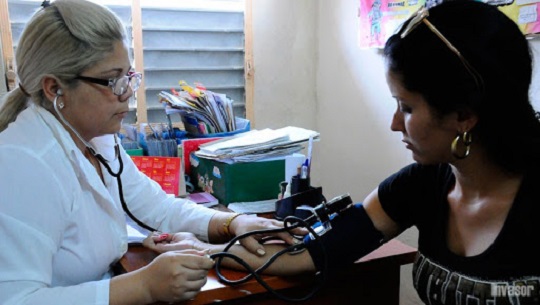 El médico y enfermera de la familia