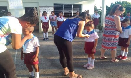 Recibir la pañoleta azul, fiesta en escuela rural de Cienfuegos