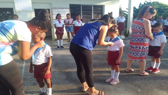 Recibir la pañoleta azul, fiesta en escuela rural de Cienfuegos