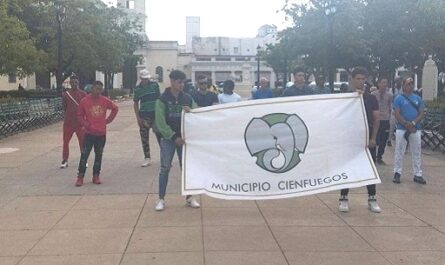 Este jueves en el parque José Martí, de la Perla del Sur, abanderaron al equipo de béisbol del municipio de Cienfuegos para la Serie Provincial 2023.