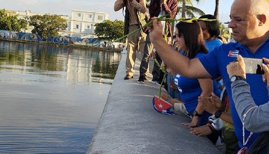 Miles de cienfuegueros rindieron tributo este sábado 28 de octubre al hombre del sombrero alón, Camilo Cienfuegos Gorriarán. https://www.rcm.cu/2023/10/28/rinde-tributo-el-pueblo-cienfueguero-al-heroe-de-yaguajay/