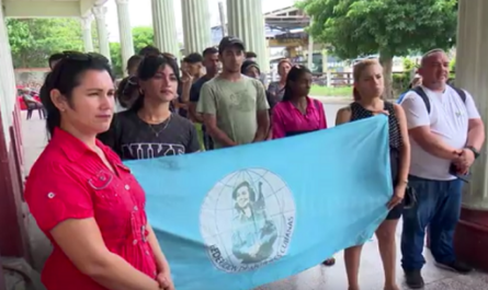 Abandera Secretaria Gral de FMC primer curso de jóvenes torcedores de tabaco en Cienfuegos