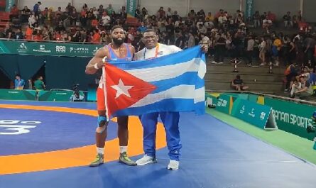 El tetracampeón olímpico Mijain López celebra la victoria de su compañero Oscar Pino
