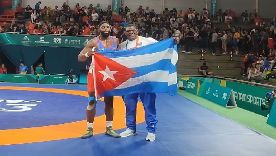 📹 El tetracampeón olímpico Mijain López celebra la victoria de su compañero Oscar Pino