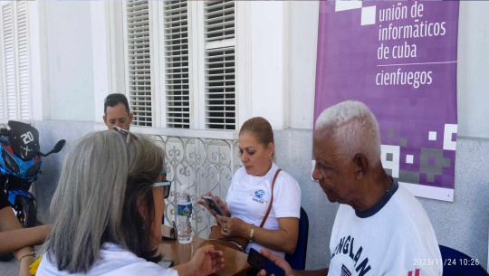 Entrenan a cienfuegueros para el uso seguro del dinero electrónico en Feria Tecnológica