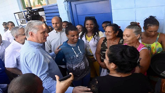 Visita Díaz-Canel barrio en transformación en La Habana