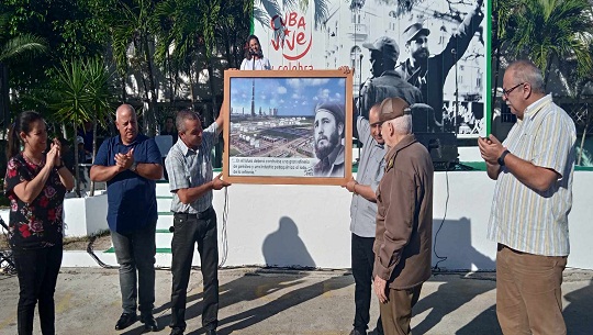 Asiste Ramiro Valdés Menéndez a entrega de reconocimientos en refinería de Cienfuegos
