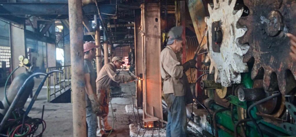 Empresa Agroindustrial Azucarera "14 de Julio" de Rodas prepara todo su equipamiento para comenzar la zafra. Fotos cortesía de la autora