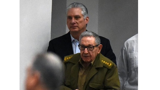 Felicita Raúl Castro a trabajadores de la industria de Cuba