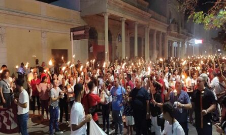 Recuerdan en Cienfuegos al Héroe Nacional con la Marcha de las Antorchas