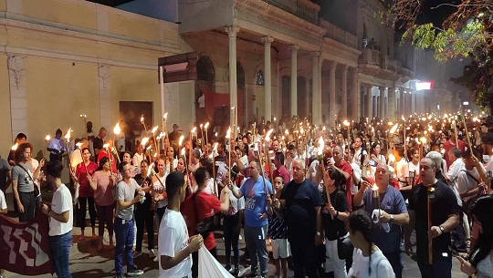 Recuerdan en Cienfuegos al Héroe Nacional con la Marcha de las Antorchas