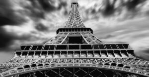 En 2005 la Torre Eiffel se pintó de color marrón grisáceo – Imagen: Pixabay.-