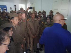 Conversatorio del combatiente Manuel Martí Rodríguez con estudiantes de la Escuela militar Camilo Cienfuegos.