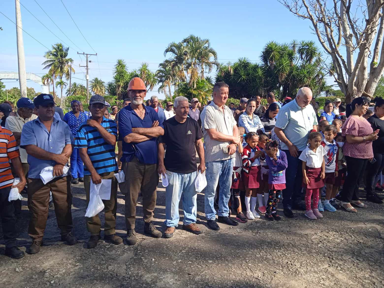 Pobladores del Batey 14 de julio y trabajadores en el acto por el cumplimiento de la zafra.